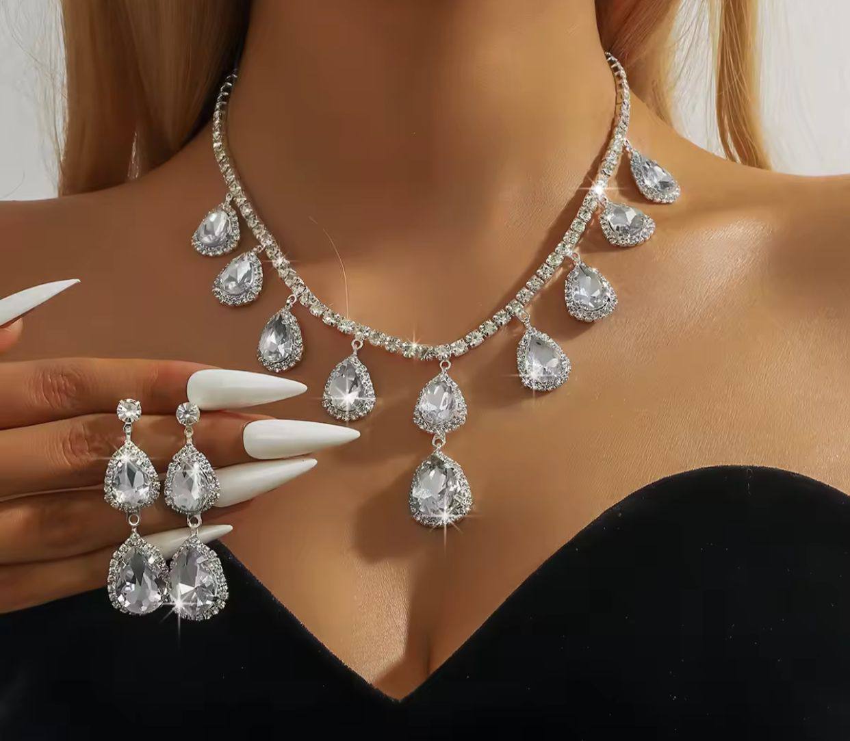PLATED AD STONE NECKLACE SET.