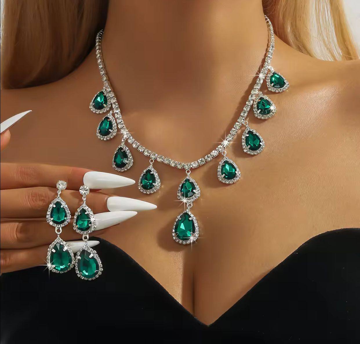 PLATED AD STONE NECKLACE SET.