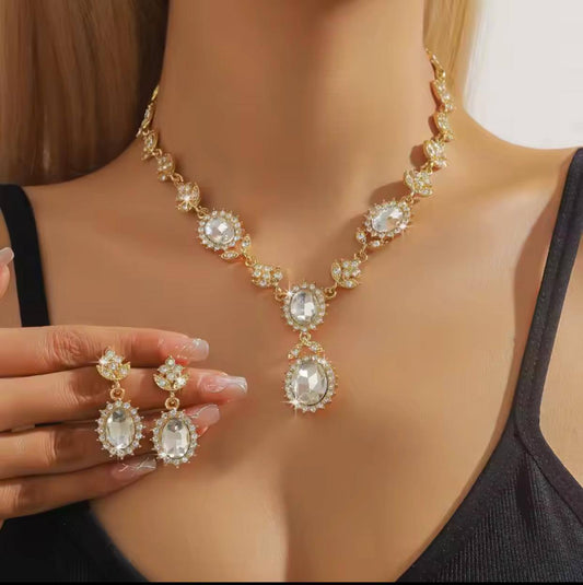 PLATED AD STONE NECKLACE SET.